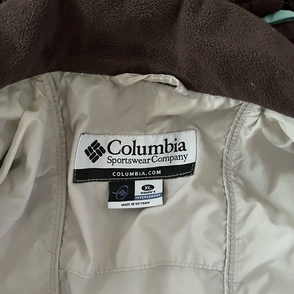 Carhart woman’s winter (ski) jacket with interchangeable zip out coat. - Picture 5 of 5